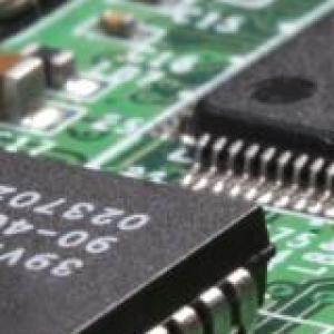 ¿QUÉ ES UN MICROCONTROLADOR?