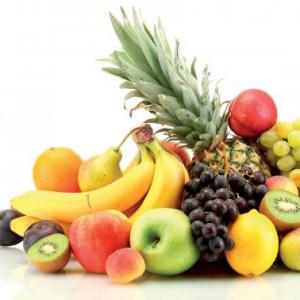 utensilios de cocina y frutas