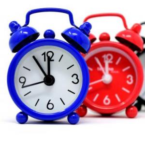 ¿QUÈ HORA MARCA EL RELOJ?