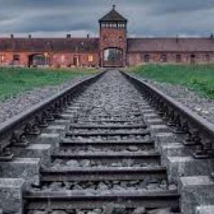 Zenbat dakizue Auschwitz-i buruz?
