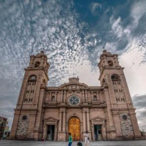 Portada del juego LA TACNA QUE NO DEBE IRSE – Artes