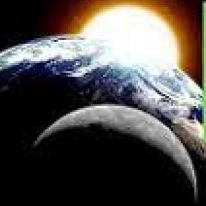 la tierra el sol y la luna