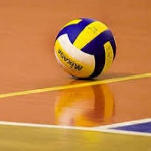 JUGANDO AL VOLEIBOL