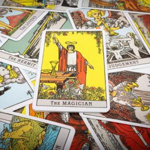 Portada del juego Arcanos Mayores, Características – Artes