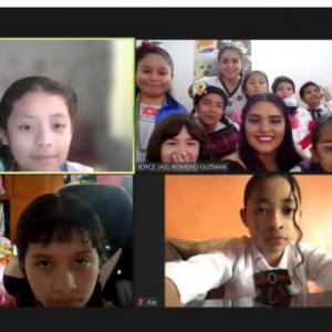 Niños y niñas en accion.