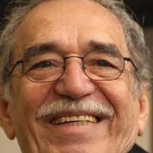 hombre viejo con alas enormes