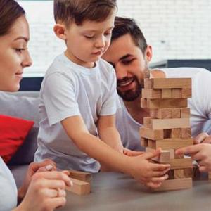 JUGANDO EN FAMILIA