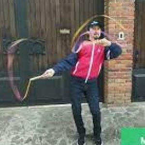 Baila con música variada coordinando secuencias de movimientos 
