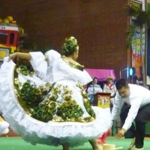 COMIDA Y BAILES TIPICOS DE LAS REGIONES DE COLOMBIA