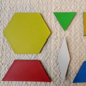 Portada del juego Juegando con las figuras geométricas – Artes
