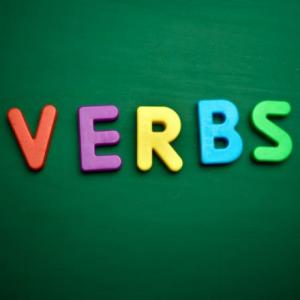 Portada del juego Memorama de verbos en inglés. – Idiomas