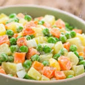 Preparo una rica ensalada de verduras IA