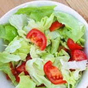 Preparo una ensalada de lechuga y tomate I