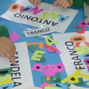 Imagen de portada del videojuego educativo: Memorama Nombres Propios, de la temática Lengua