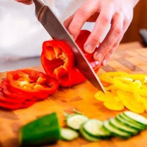 distinguiendo un cuchillo en cocina