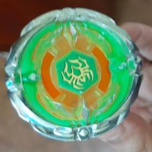 Cuál es el material del beyblade